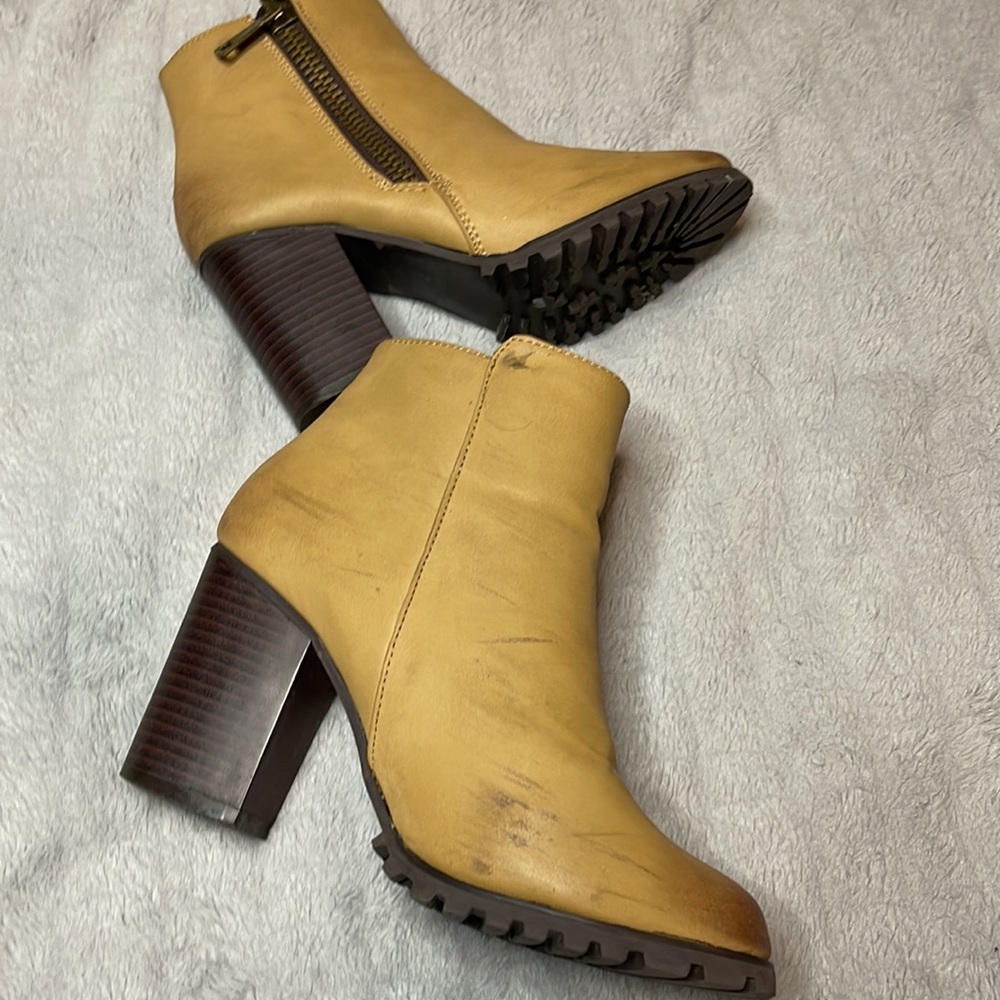 Tan boots - Picture 2 of 2